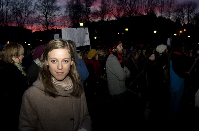 Ingeborg Gjærum står foran en fakkeltog