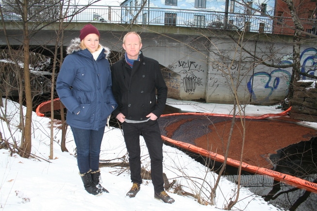 Johanne Houge og Lars Haltbrekken ved en elv