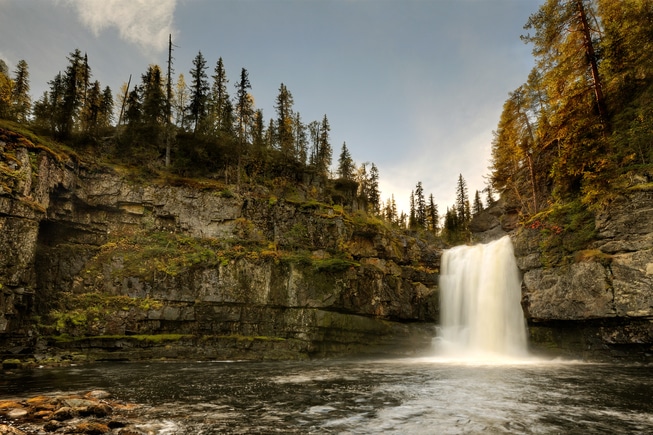 fossefall natur innsjø natur trær grønt himmel