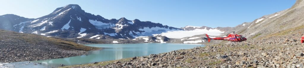 Helikopter ved et fjell