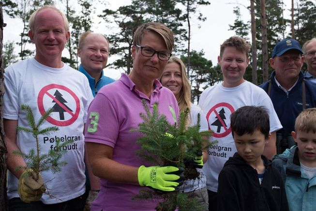 Mennesker som holder pøbelgran