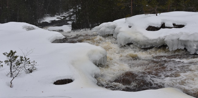 Fortsatt vill, fortsatt utemmet, strømmer Kilåi ned fra fjellet mot Kilegrend i Fyresdal. Den ble vernet i 1992 fordi det var vanskelig å finne ei telemarkselv som var mer urørt. Foto: Tor Bjarne Christensen