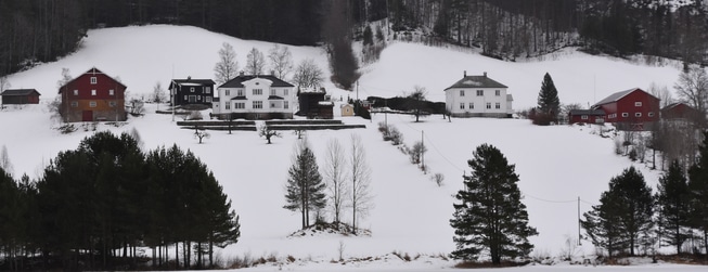 Ketil O. Kiland bor på gården Uppistog (til høyre). Ketil er grunneier for småkraftverket. Nistog er Helge Kilands slektsgård (til venstre). Helge skrev rapporten som hevder at utbyggingen ikke vil skade naturverdiene. Foto: Tor Bjarne Christensen