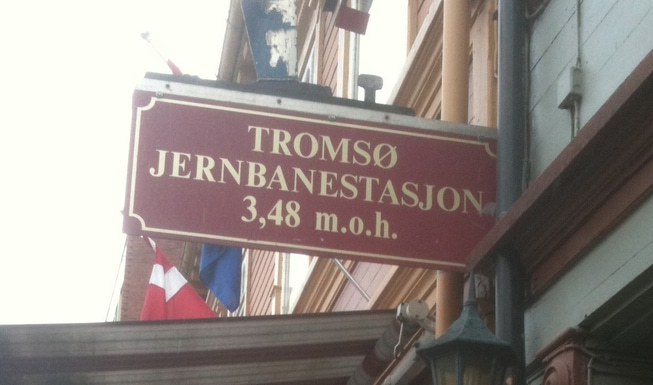 Jernbanestasjonskilt