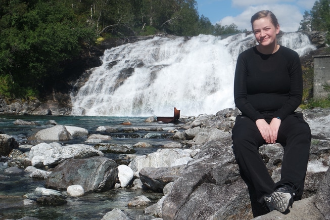 Silje Raundal med en foss i bakgrunnen