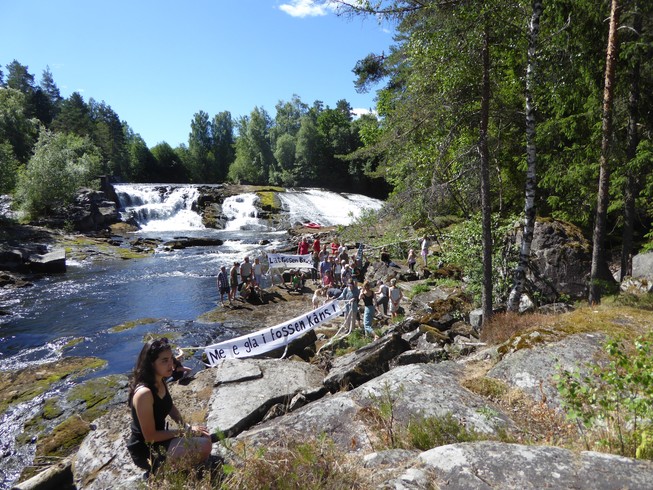 Mennesker som protesterer for Oterholtfossen