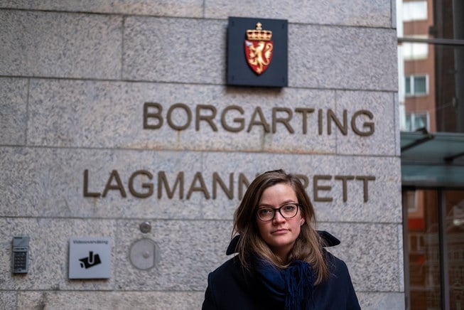 Dame stående foran Borgarting Lagmannsrett