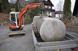 Nedgravde oljetanker kan forurense grunnen. Derfor bør de fjernes. Foto: Naturvernforbundet