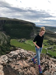 Line Harbak på toppen av fjellet, før vindturbinene gjorde sitt inntog. Foto: Privat