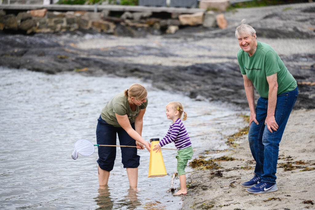 Familie som rydder stranden med Naturvernforbundet