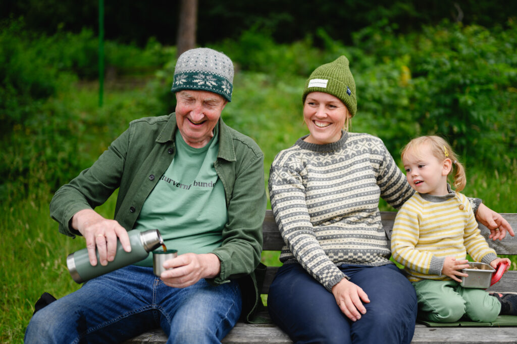 Familie på tur i skogen