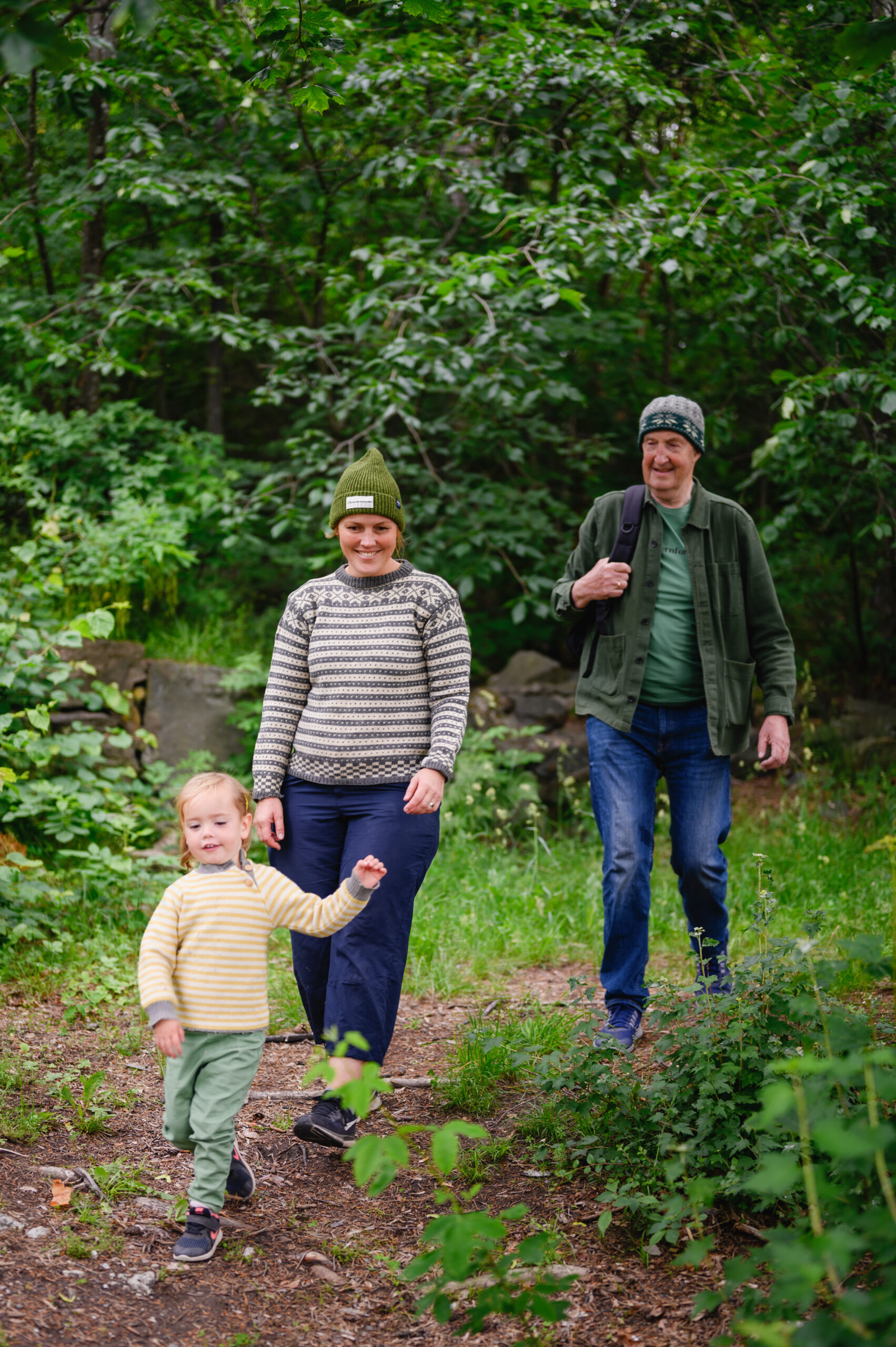 Familie på tur i skogen