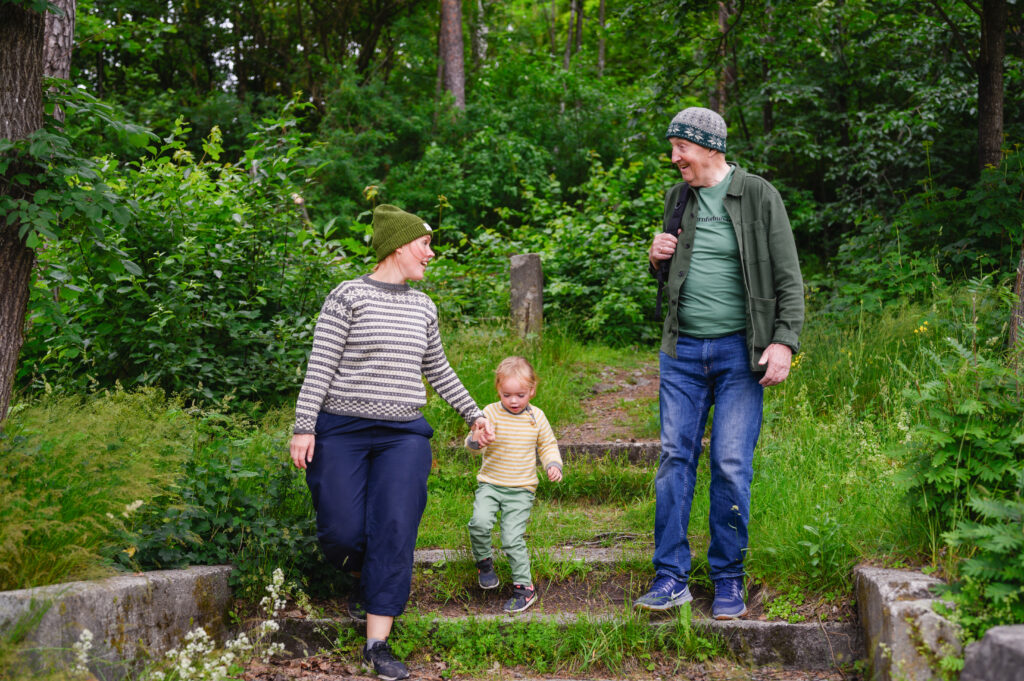 Familie på tur i skogen