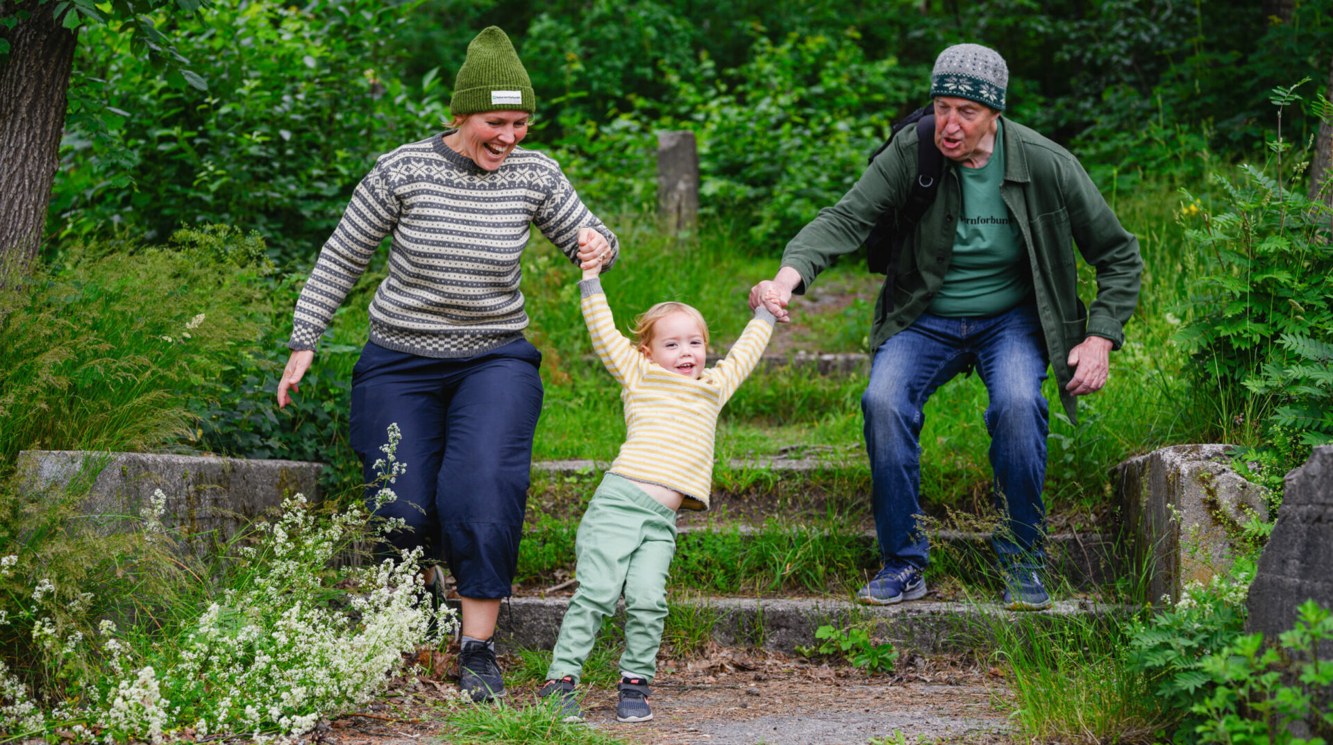 Familie på tur i skogen