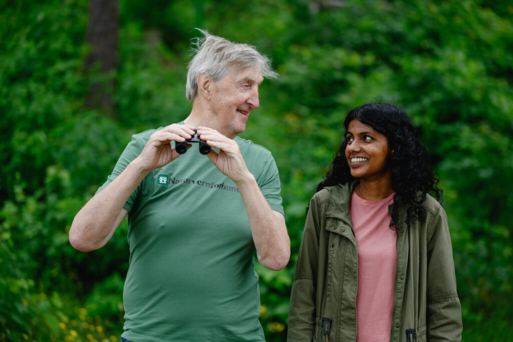 Mennesker som utforsker og snakker sammen i naturen med Naturvernforbundet