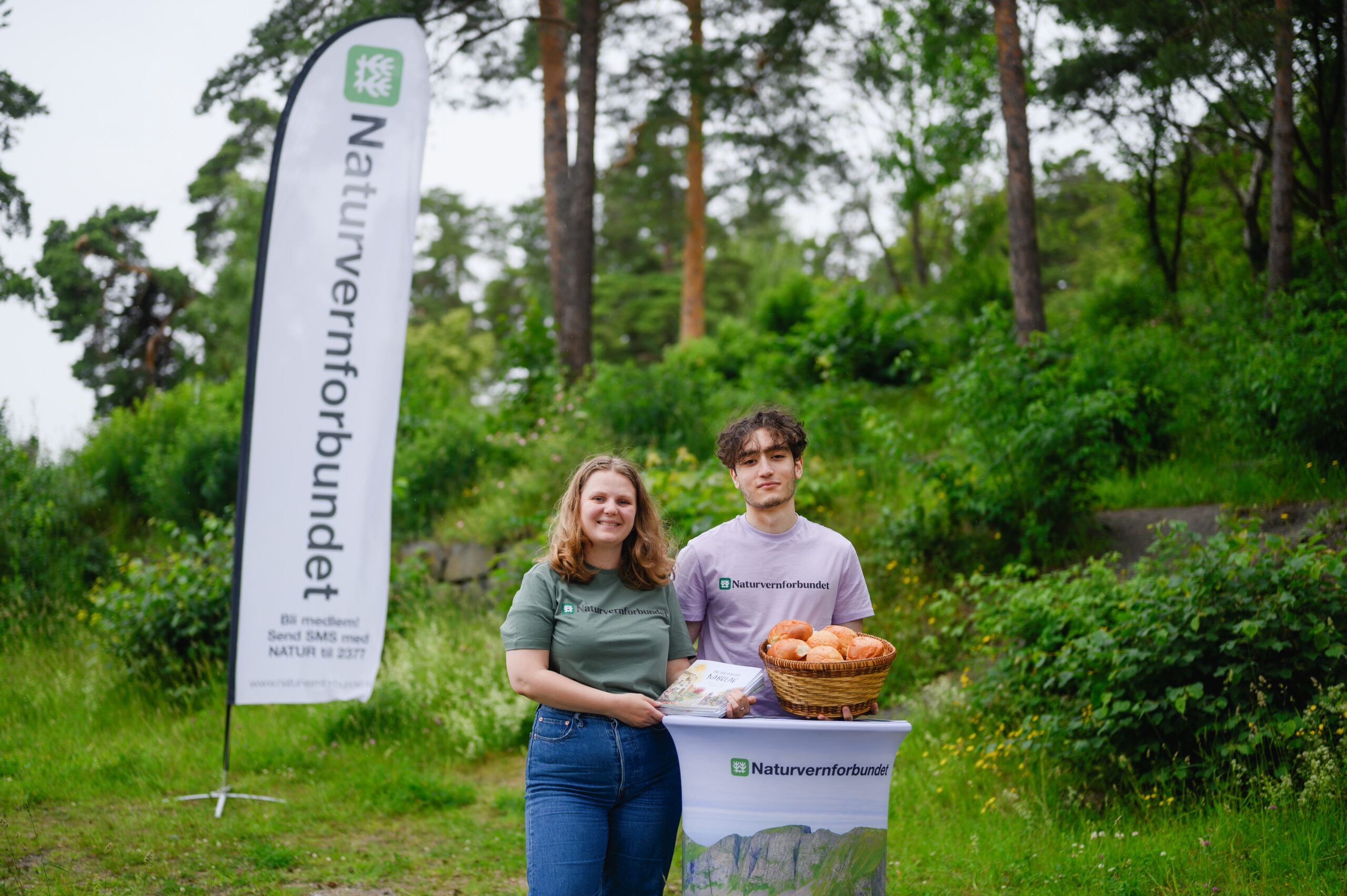 Medlemmer av Naturvernforbundet med deres stand