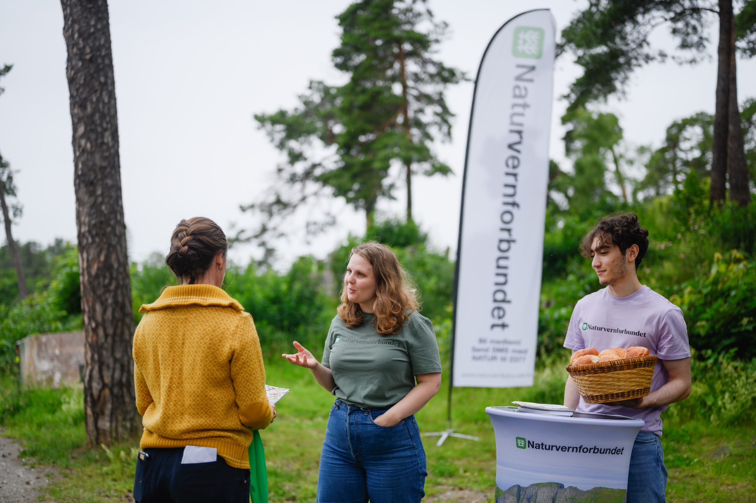 En medlem av Naturvernforbundet som snakker med en person