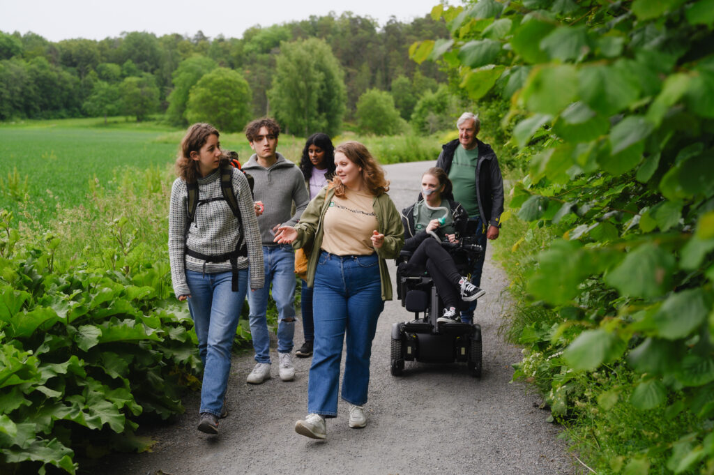 En gruppe med mennesker som går på tur sammen med Naturvernforbundet