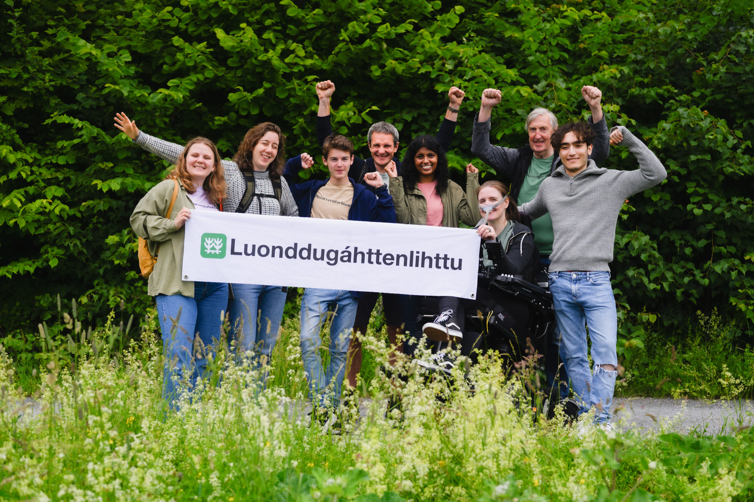 Lederen av Naturvernforbundet Truls Gulowsen og andre jubler for Naturvernforbundet - Samisk