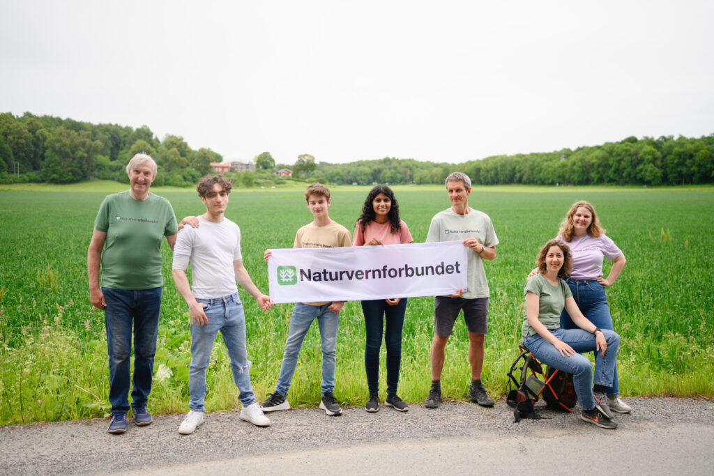 Lederen av Naturvernforbundet Truls Gulowsen sammen med andre som representerer Naturvernforbundet