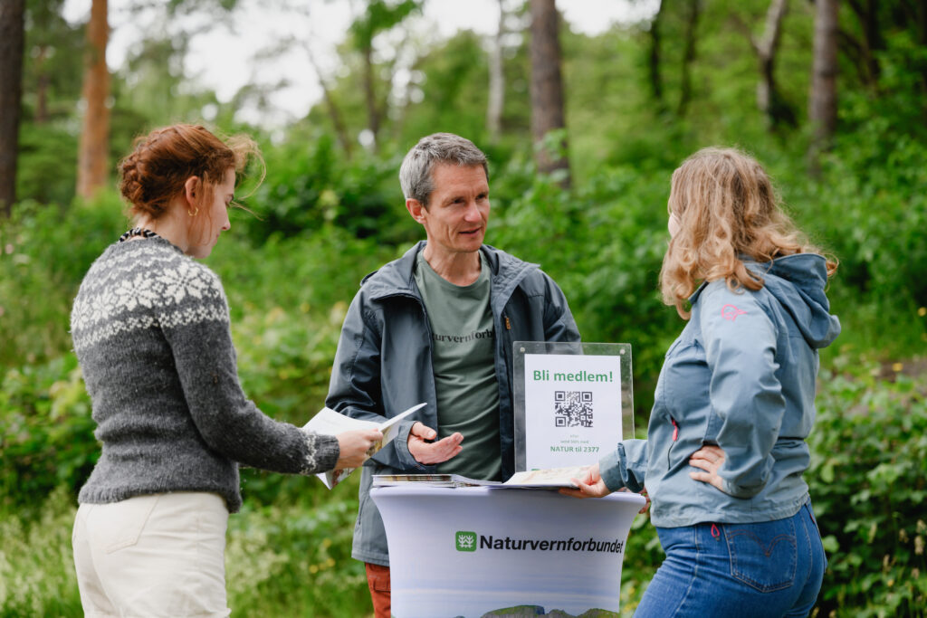 Leder for Naturvernforbundet Truls Gulowsen som snakker på stand