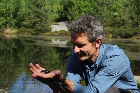 Truls Gulowsen som holder en salamander