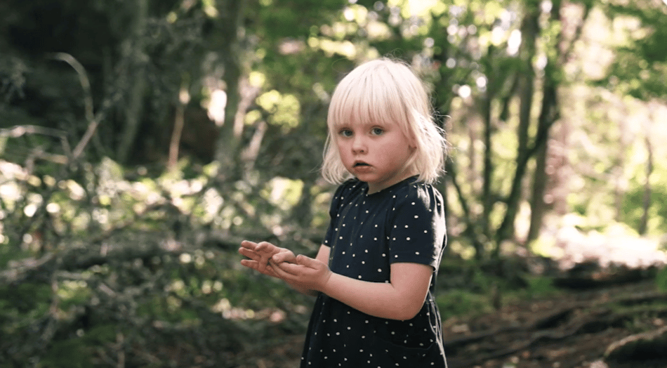 Bilde av Sonja i skogen. NAturvernforbundet har alle rettigheter