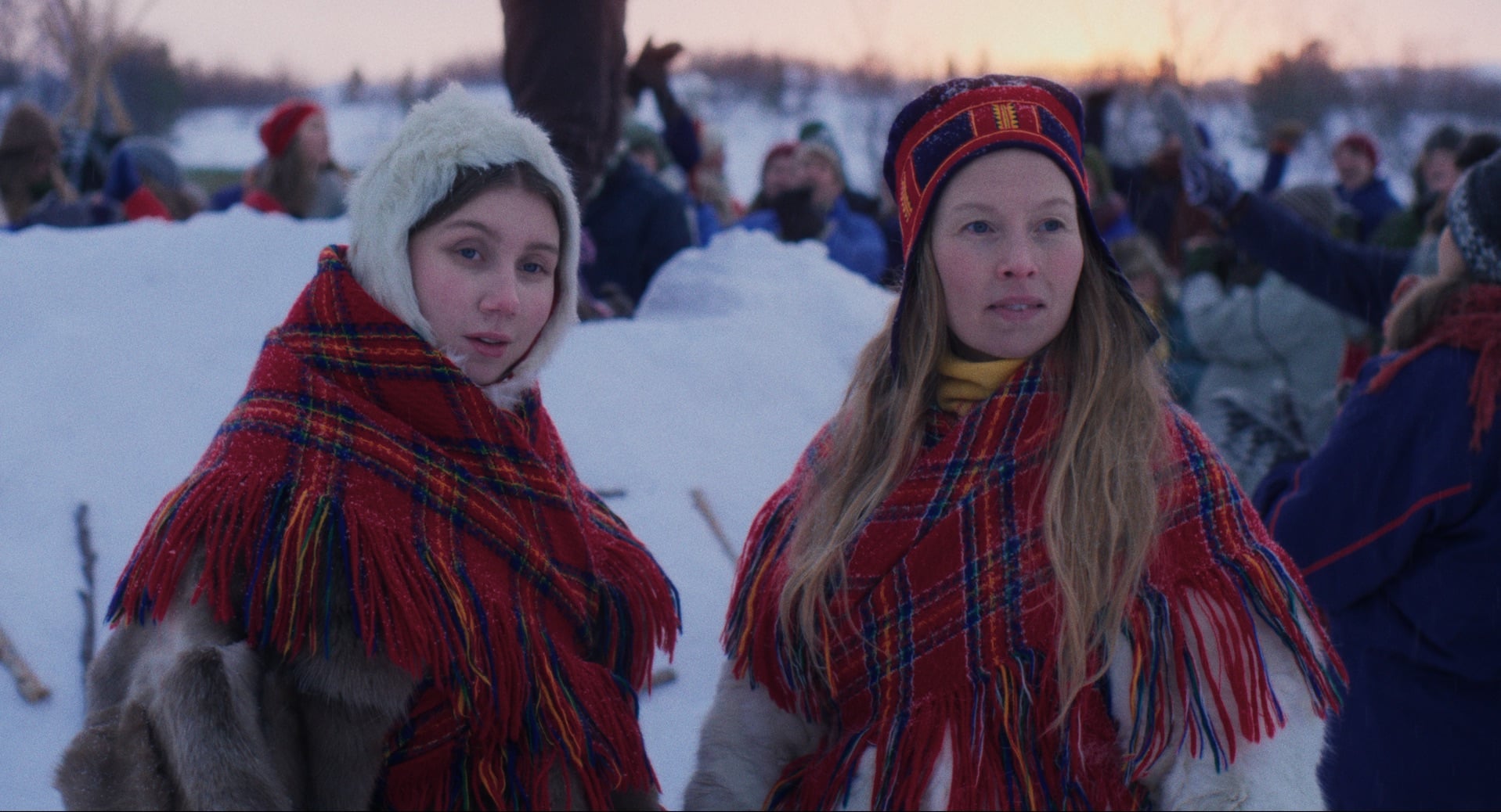 scener fra ELLOS EATNU - LA ELVA LEVE - foto Mer Film