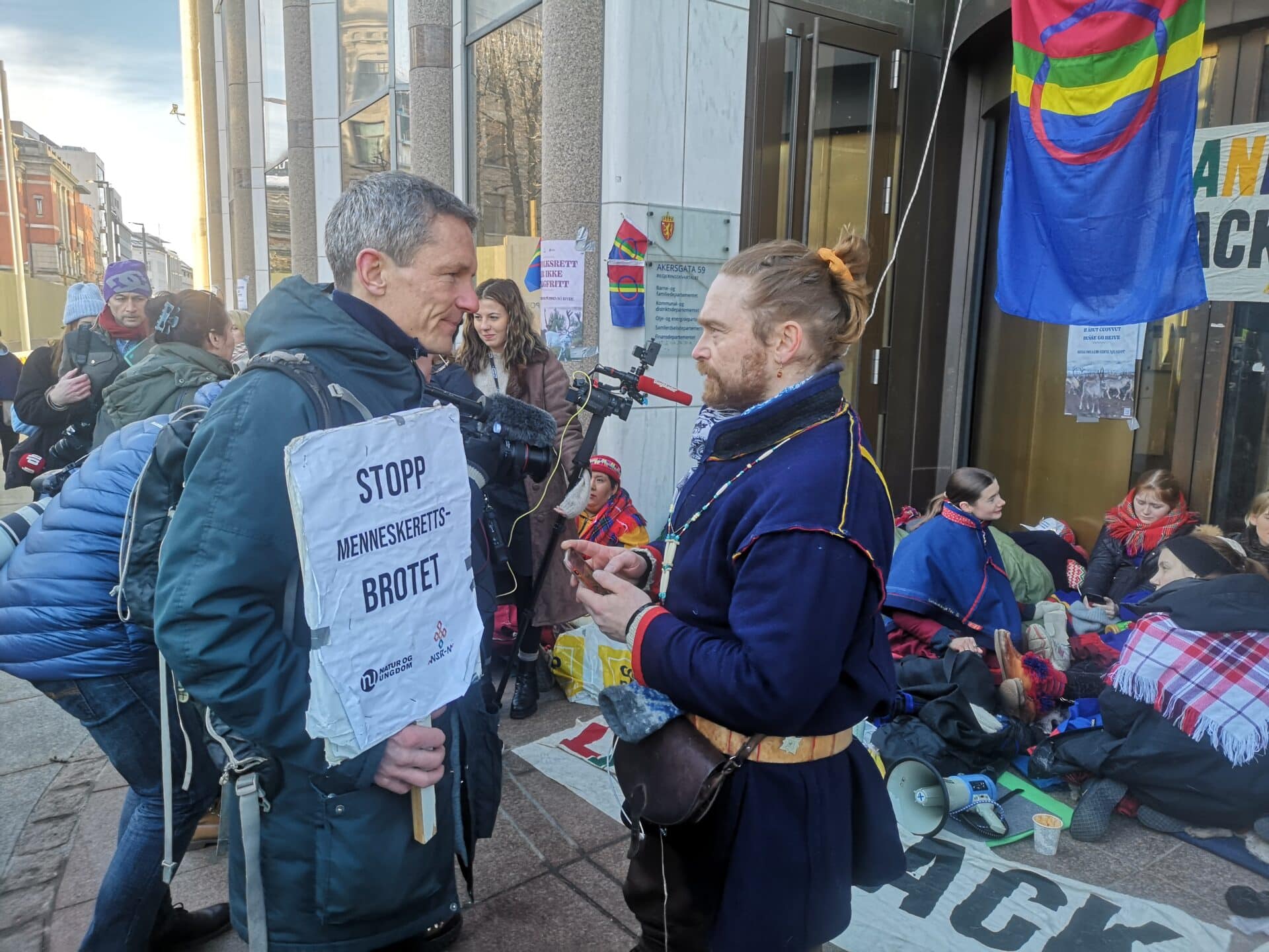 Naturvernforbundets leder Truls Gulowsen viser støtte til Fosen-aksjonistene, her i samtale med Niillas Beaska fra Norske Samers Riksforbund utenfor Olje- og energidepartementet. Foto: Tor Bjarne Christensen