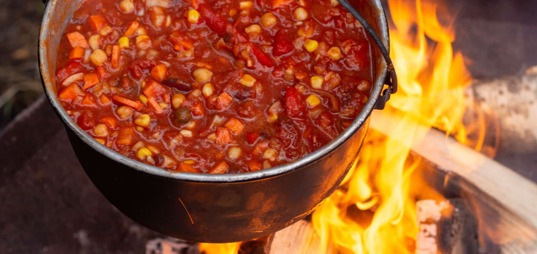 Chili sin carne som grilles i en kjelle på bål