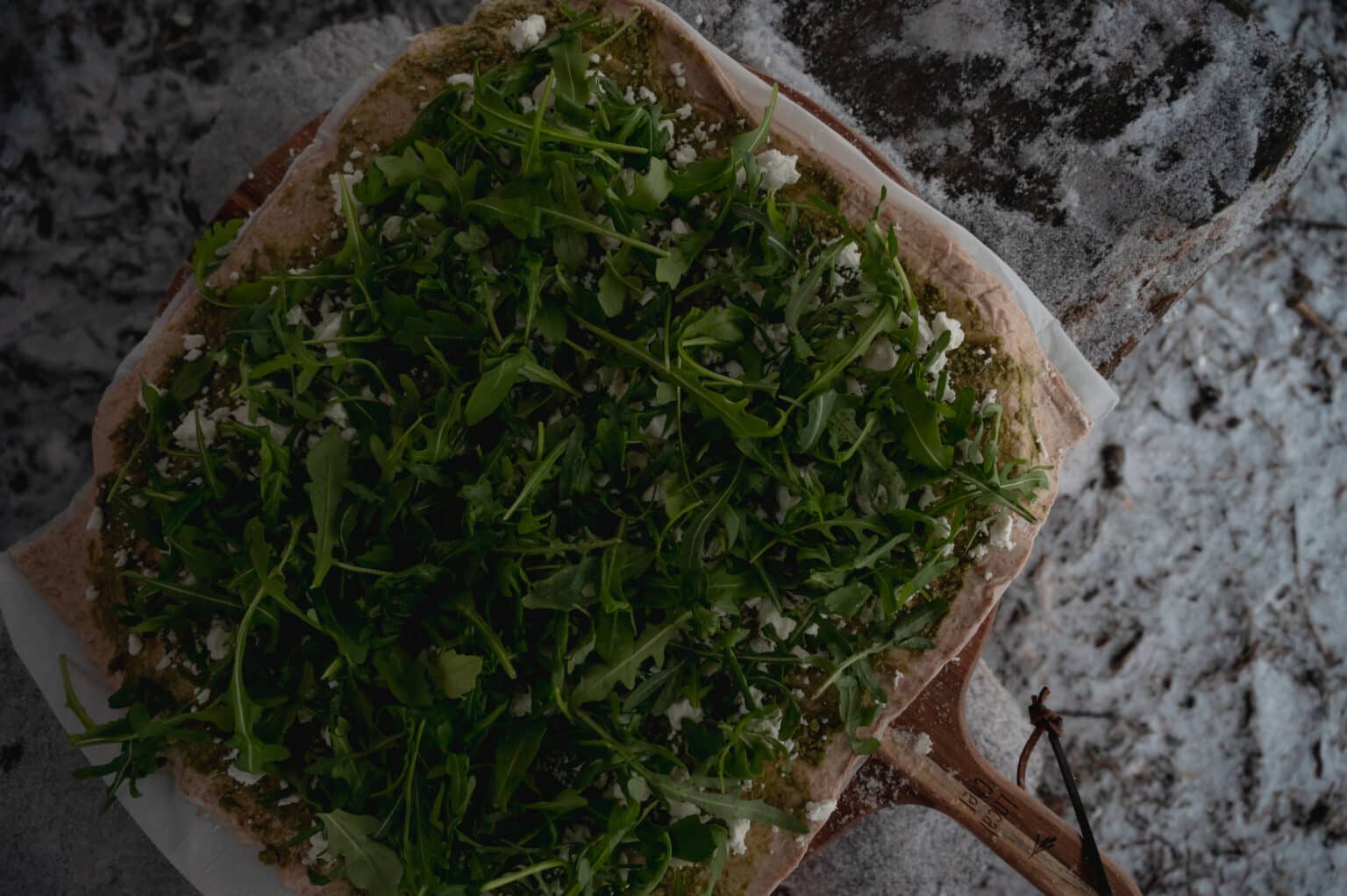 Pizzadeig med pesto, fetaost og ruccola