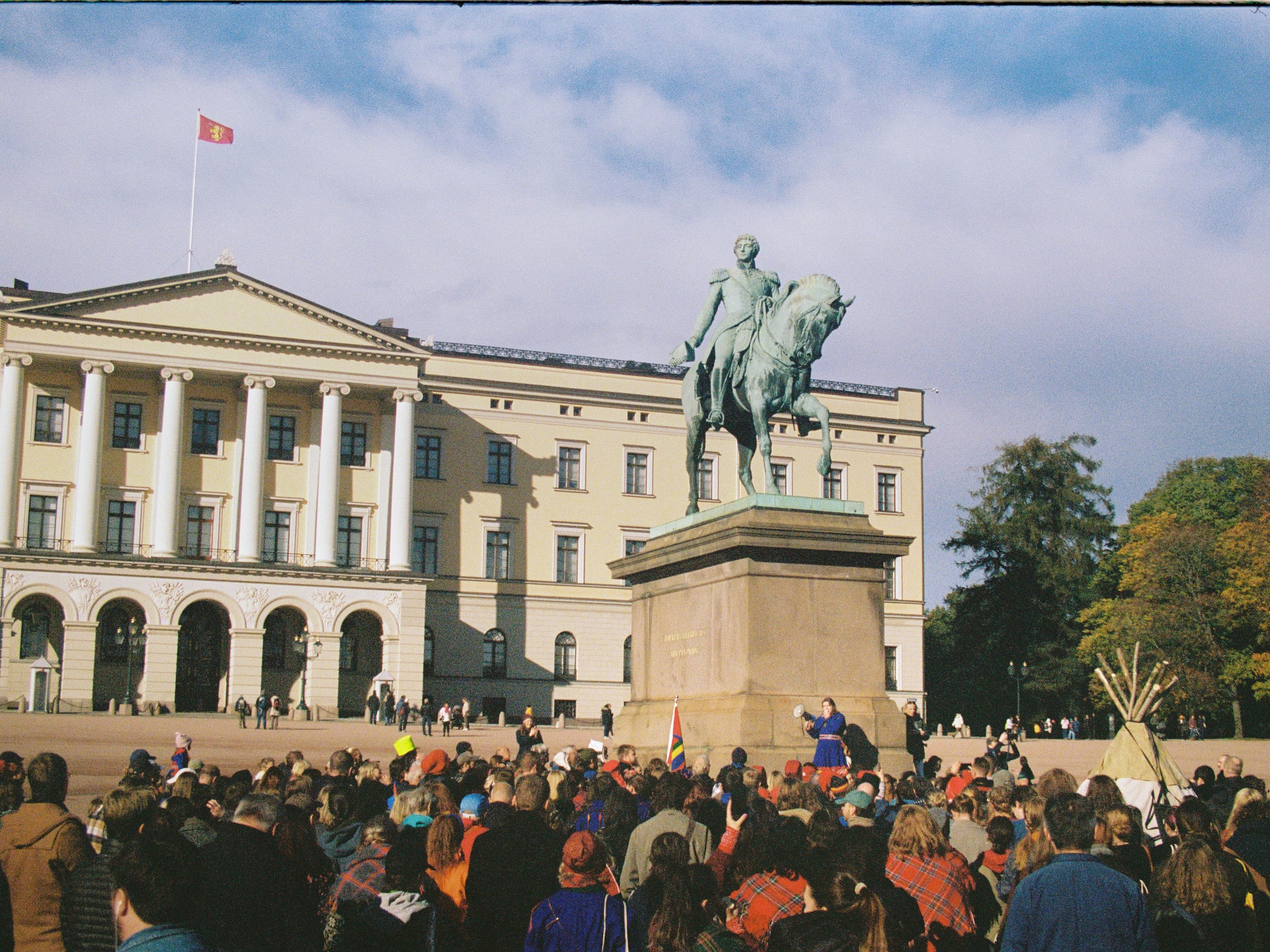 Fosen demo foran slottet