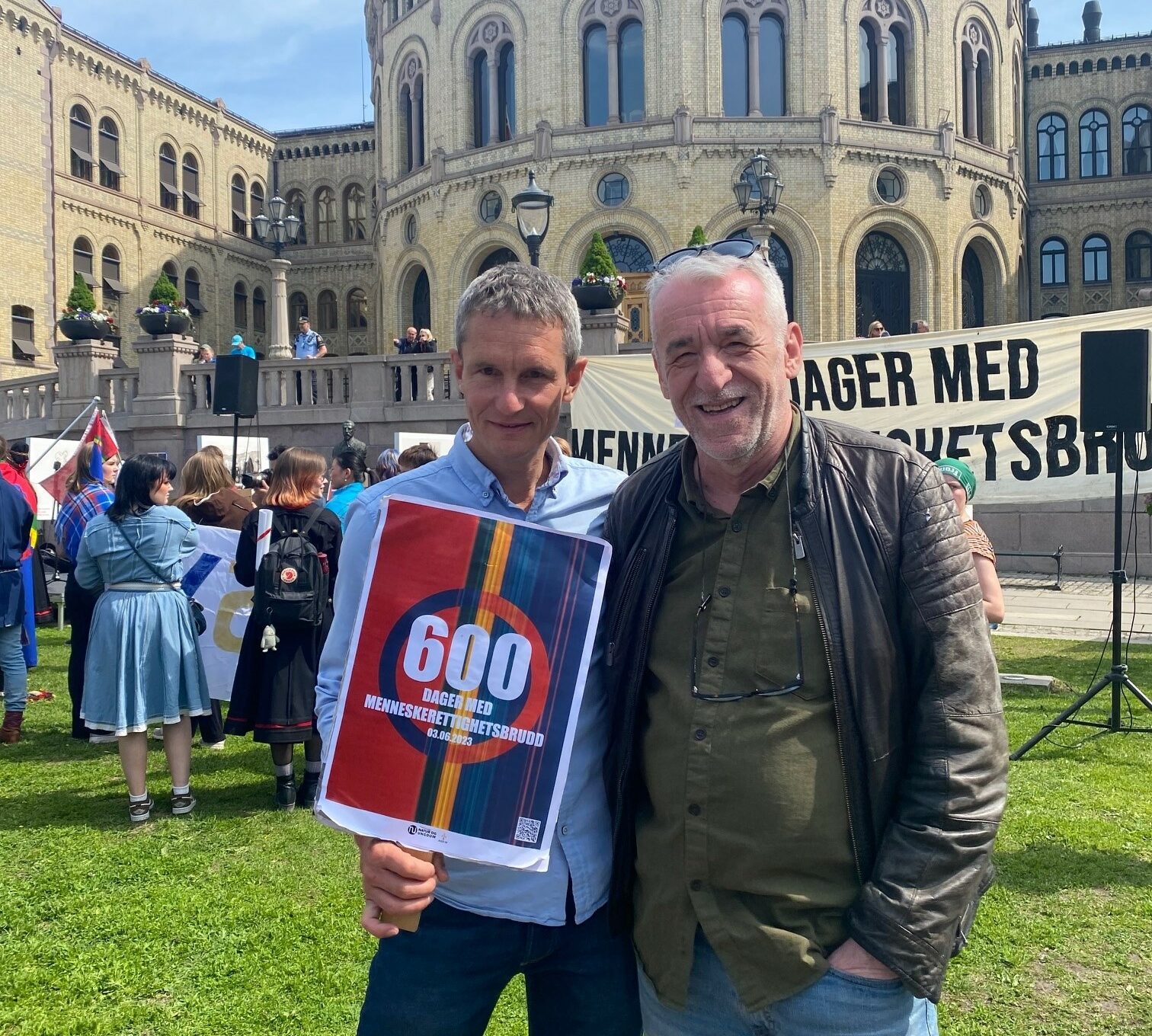 kjell og truls foran stortinget