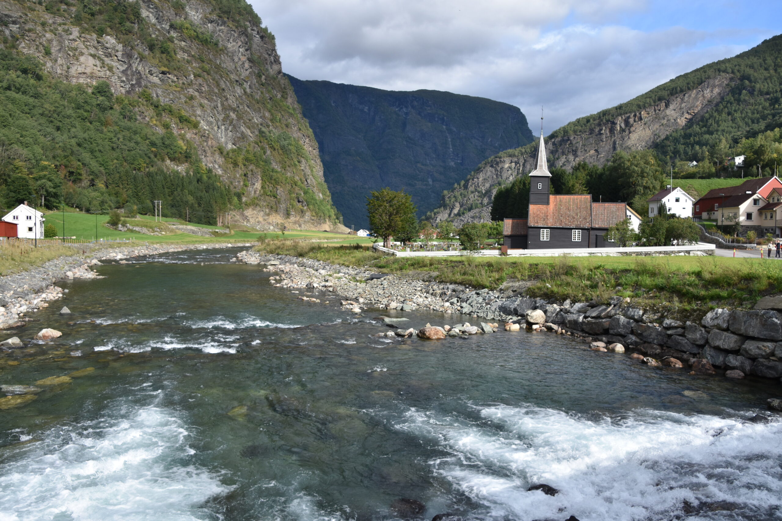 Flåmselvi og Flåm kirke. Foto: Tor Bjarne Christensen