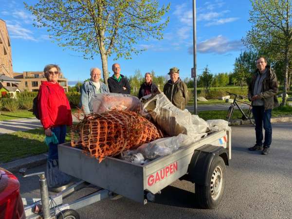 Folk som plukker søppel