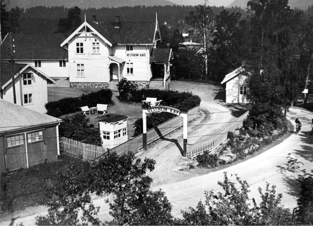 Vestheim kafé med kiosk (ca. 1938) Foto fra Bærumssamlingens billedarkiv