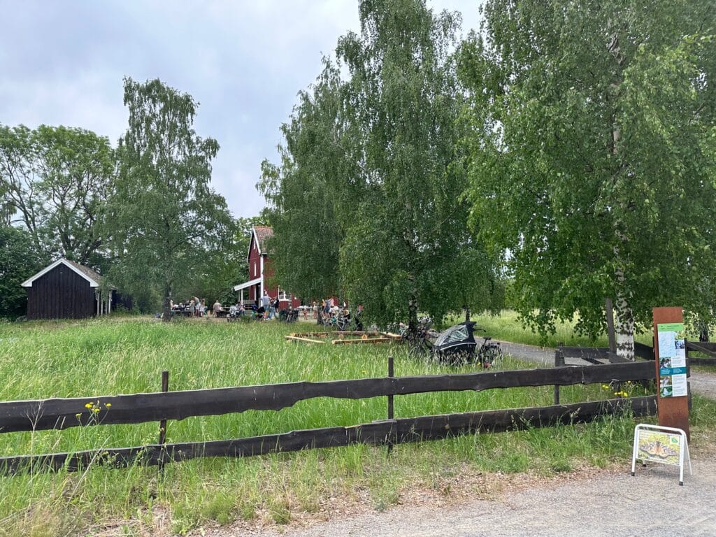 naturhus, gress, gress, trær, rødt hus