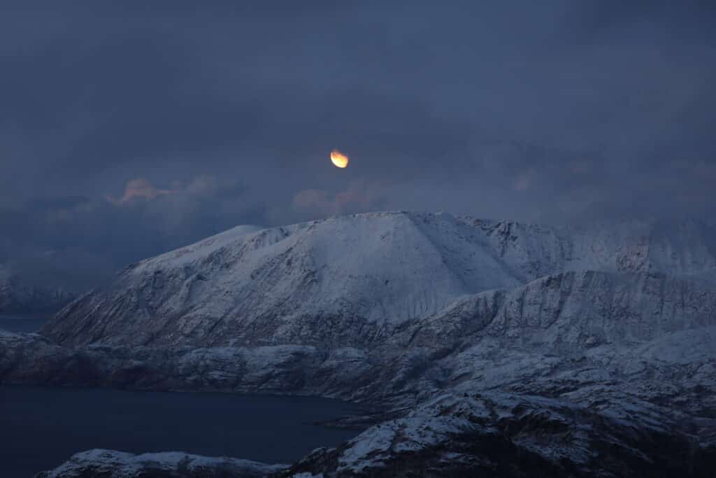 Fjell på Stjernøya i vakkert måneskinn.