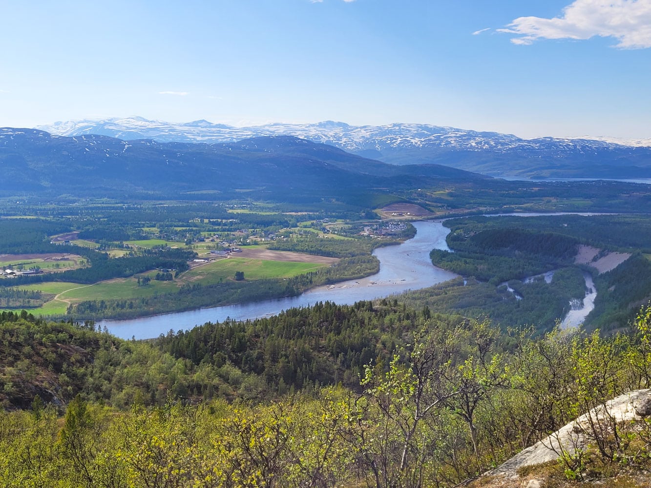 Oversiktsbilde av Alta, med Altaelva og Haldde.