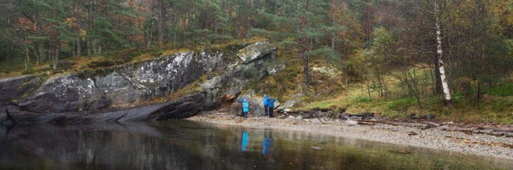 Personer på stranden Tryglavik i Hardanger. Foto: Mari Ulvund