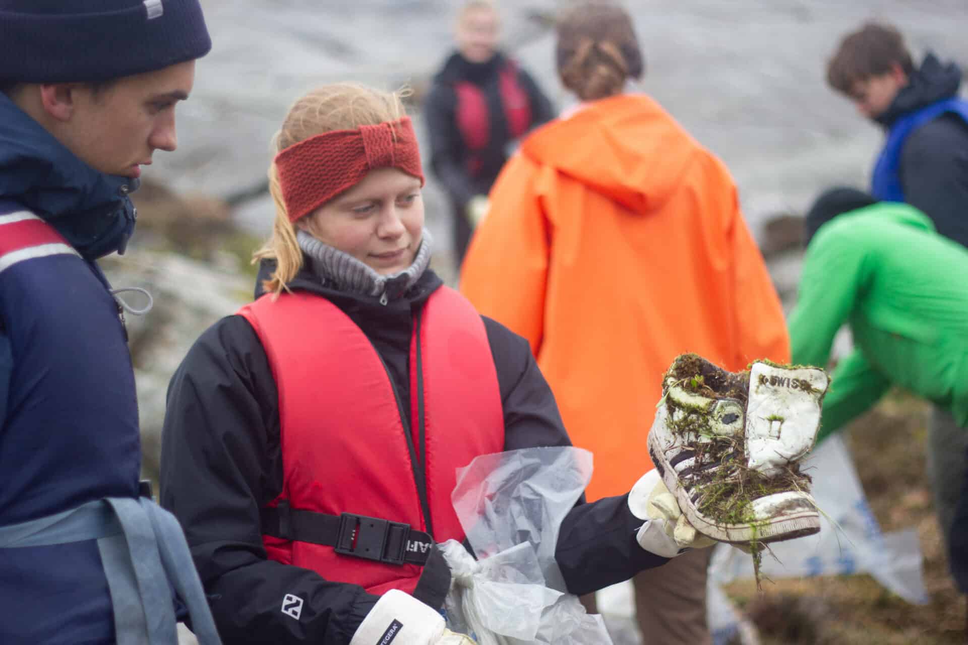 Rydding av plast på en øy utenfor Nautnes