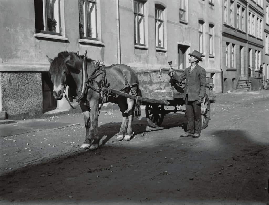 hest og kjerre. Når det ringes med bjellen, vet alle at bosset skal hentes