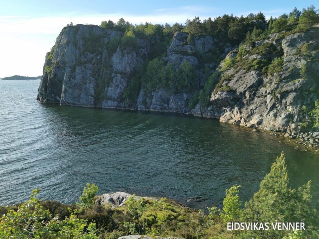 Eidsvika, vik i sjø med bratte klipper rundt