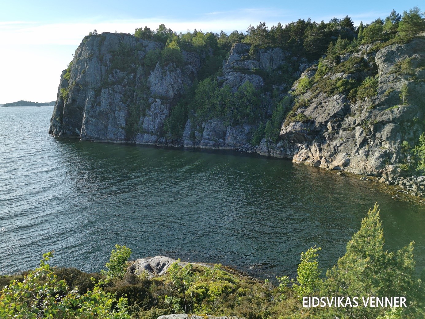 Eidsvika, vik i sjø med bratte klipper rundt