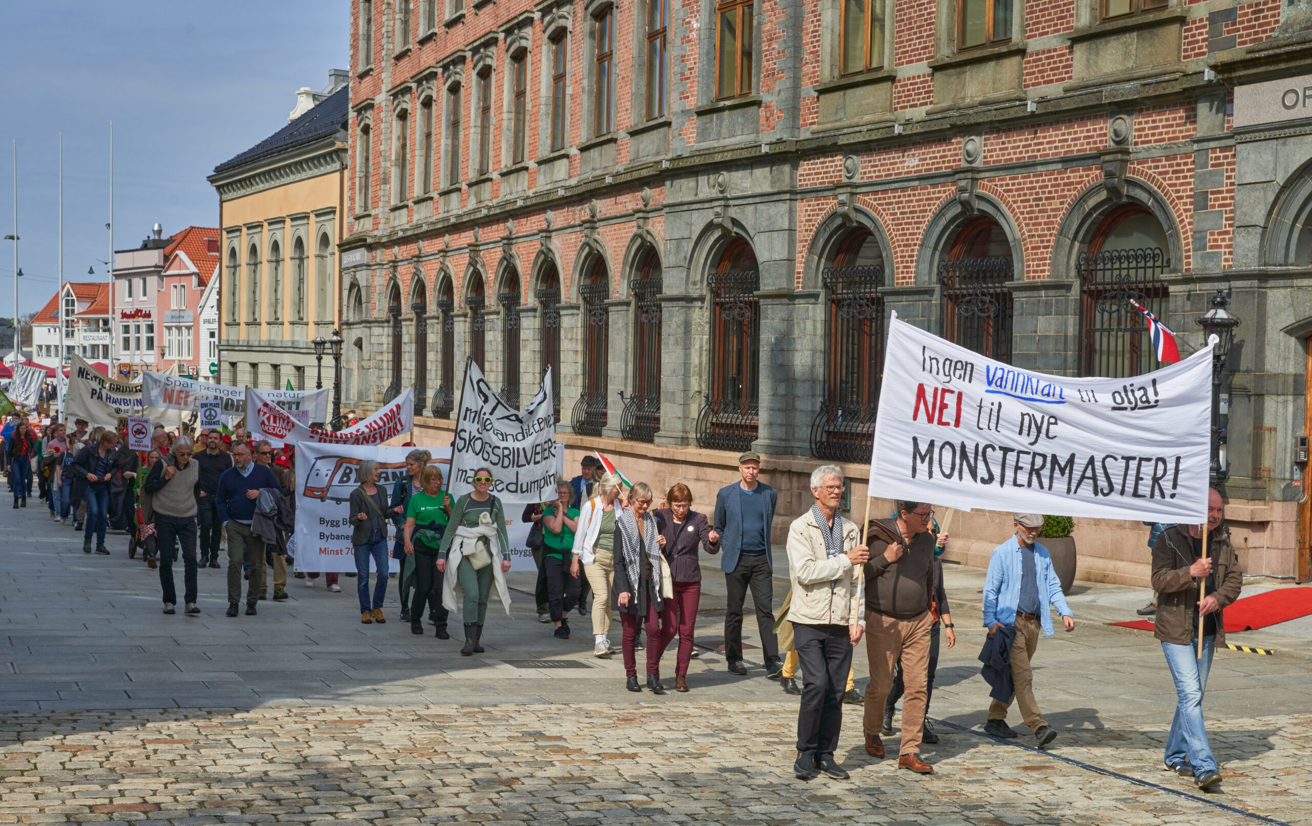 Miljøseksjonen markerer miljøsaker i 1. mai-toget i Bergen 2024