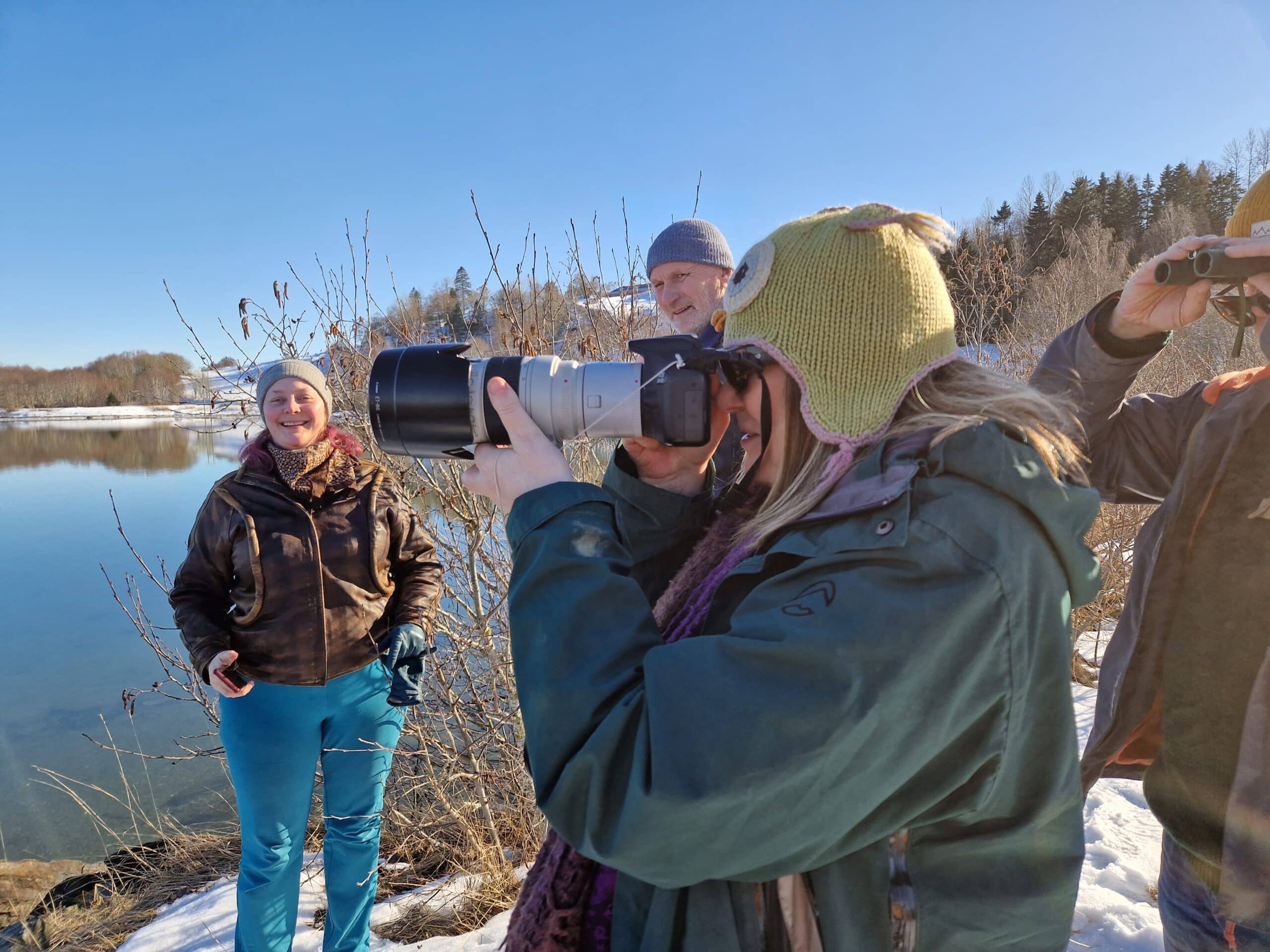 mennesker som ser ut over delta. of fotograferer