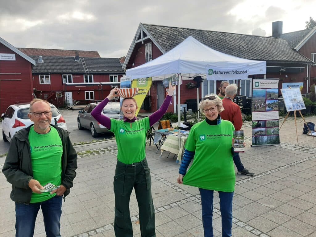 Naturvernforbundet i Stjørdal og Meråker står på stand på Stjørdal torg