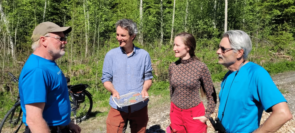 Roar Hansen (f.v., Frigårdens venner), Truls Gulowsen (leder i Naturvernforbundet i Norge), Anne Marit Ligaard (leder i Naturvernforbundet i Stjørdal og Meråker), og Steinar Johansen (Frigårdens venner)